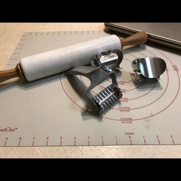 Pampered Chef Rolling Cookie Cutter and mini measuring cup - Picture 4 of 7